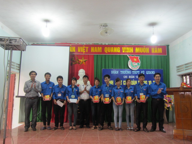 Đoàn trường THPT Vũ Quang (Vũ Quang) tổ chức kết nạp lớp “Đoàn viên Lý Tự Trọng” gắn với sinh hoạt Đoàn chủ điểm tháng 10/2012.